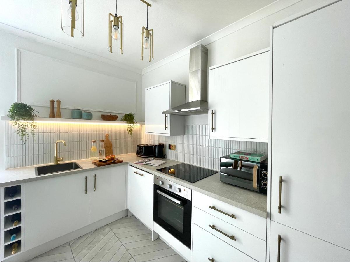 Stylish & Chic Central Apartment With Hot Tub Perth Buitenkant foto